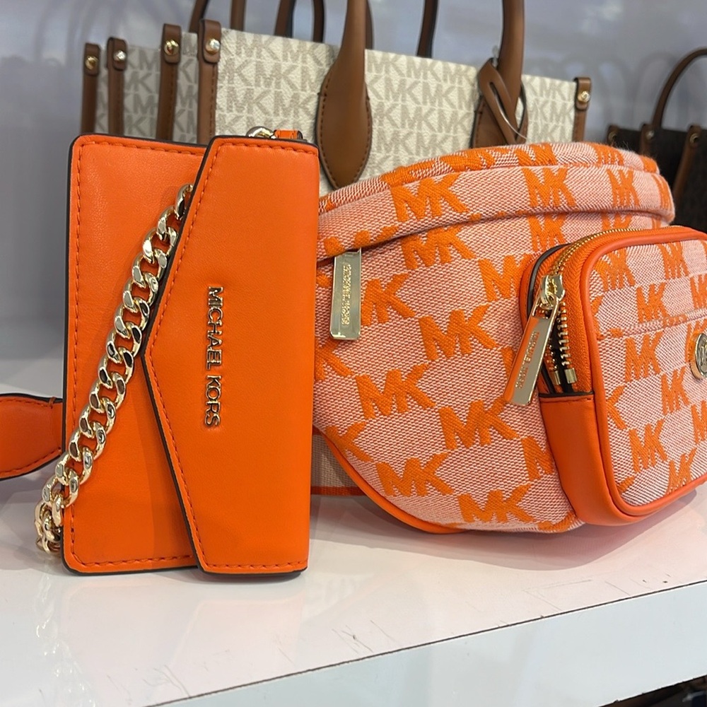 MICHAEL KORS
Maisie Large Logo 2-in-1 Sling Waist Fanny Pack Crossbody
Poppy - Picture 16 of 16